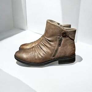 🌻NEW (w/tag) Baretraps Anila Slouchy Grommet Ankle Boots Women's Size 6.5
